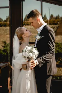 Hochzeitspaar als Symbol für finanzielle Sicherheit und Zukunftsplanung mit Schweissguth Finanz in der Pfalz.