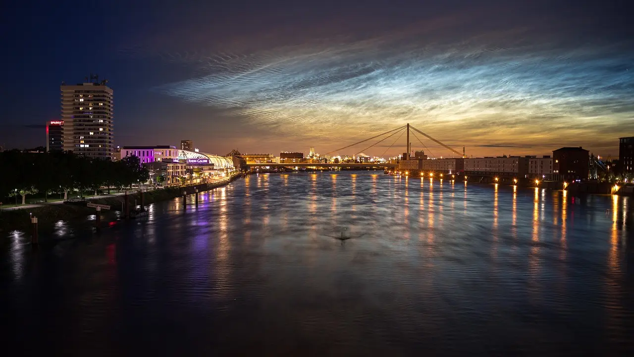 Abendstimmung am Rheinufer in Ludwigshafen mit Blick auf die Konrad-Adenauer-Brücke und die Rhein-Galerie – Sinnbild für Fortschritt, Vertrauen und regionale Verbundenheit.