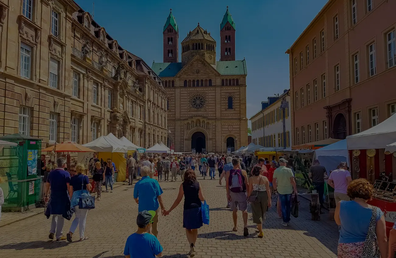 Unabhängige Finanzberatung in Speyer – Blick auf den Dom und die historische Altstadt. Schweissguth Finanz berät zu Baufinanzierung, Altersvorsorge, Absicherung und Geldanlage.