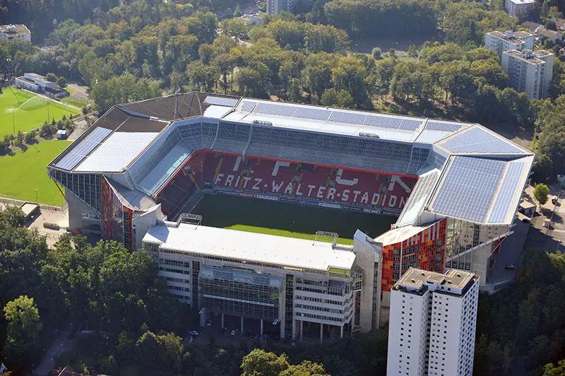 Blick auf das Fritz-Walter-Stadion in Kaiserslautern – Sinnbild für Leidenschaft, Zusammenhalt und regionale Identität rund um den 1. FC Kaiserslautern. Schweissguth Finanz steht hier für unabhängige, werteorientierte Finanzberatung in der Pfalz.