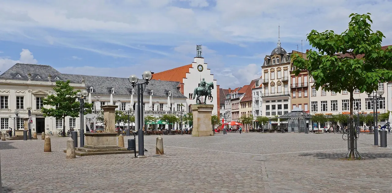 Blick auf den Marktplatz von Landau in der Pfalz – Sinnbild für Offenheit, Lebensqualität und regionale Verbundenheit. Schweissguth Finanz steht hier für unabhängige, verständliche und werteorientierte Finanzberatung in der Pfalz.