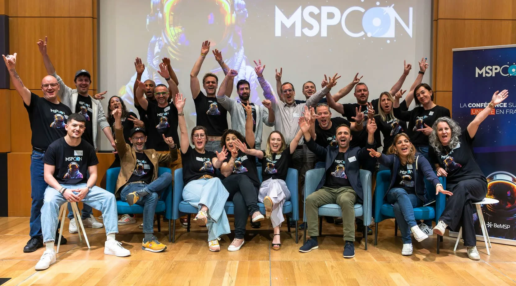 L’équipe BeMSP réunie à la MSPCon, bras levés