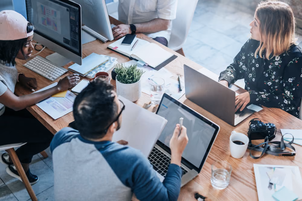 Équipe au travail dans les bureaux BeMSP