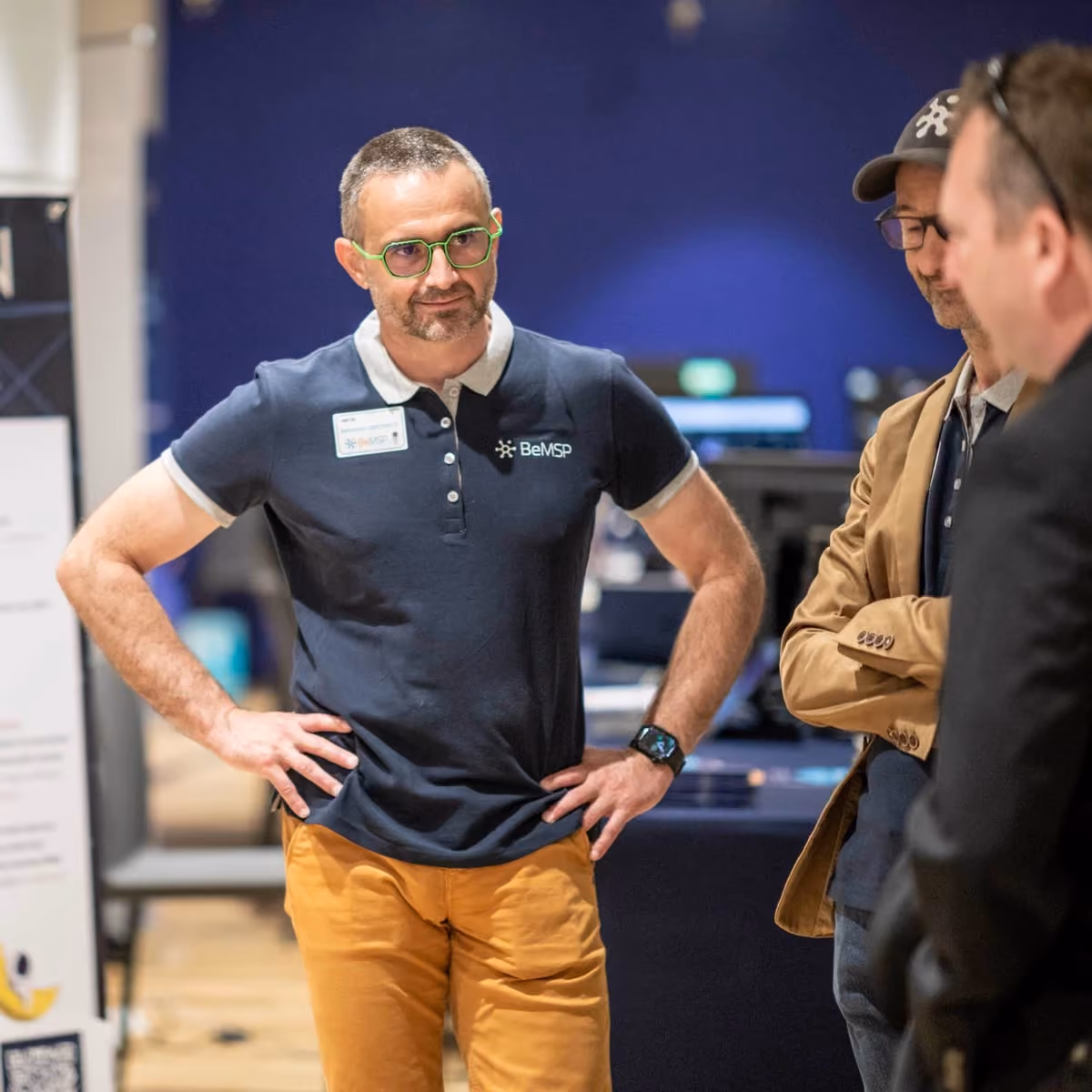 Équipe BeMSP en échange sur un stand partenaires