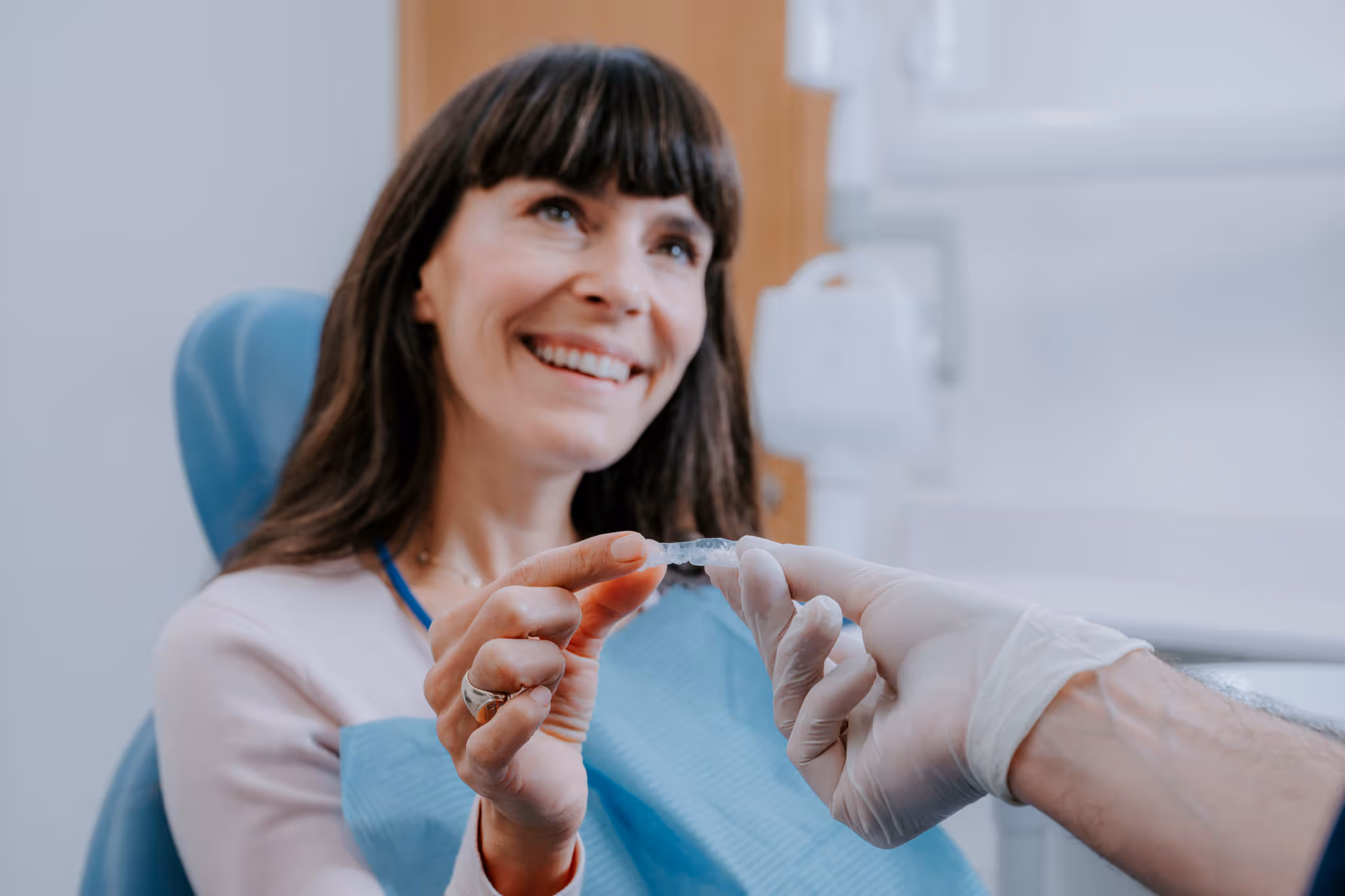 La paziente riceve l'apparecchio trasparente