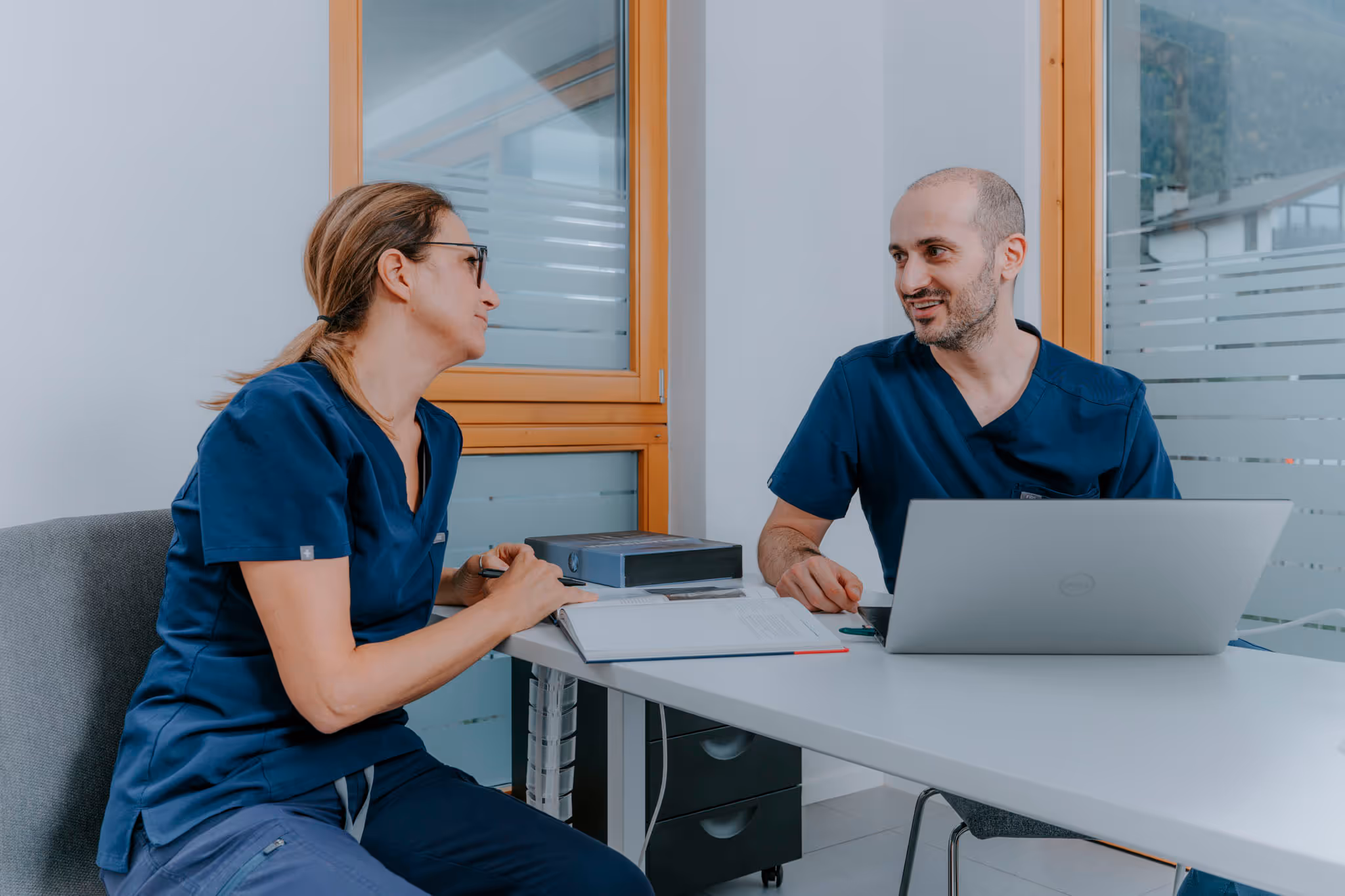 il team di dental dolomia studio durante una riunione