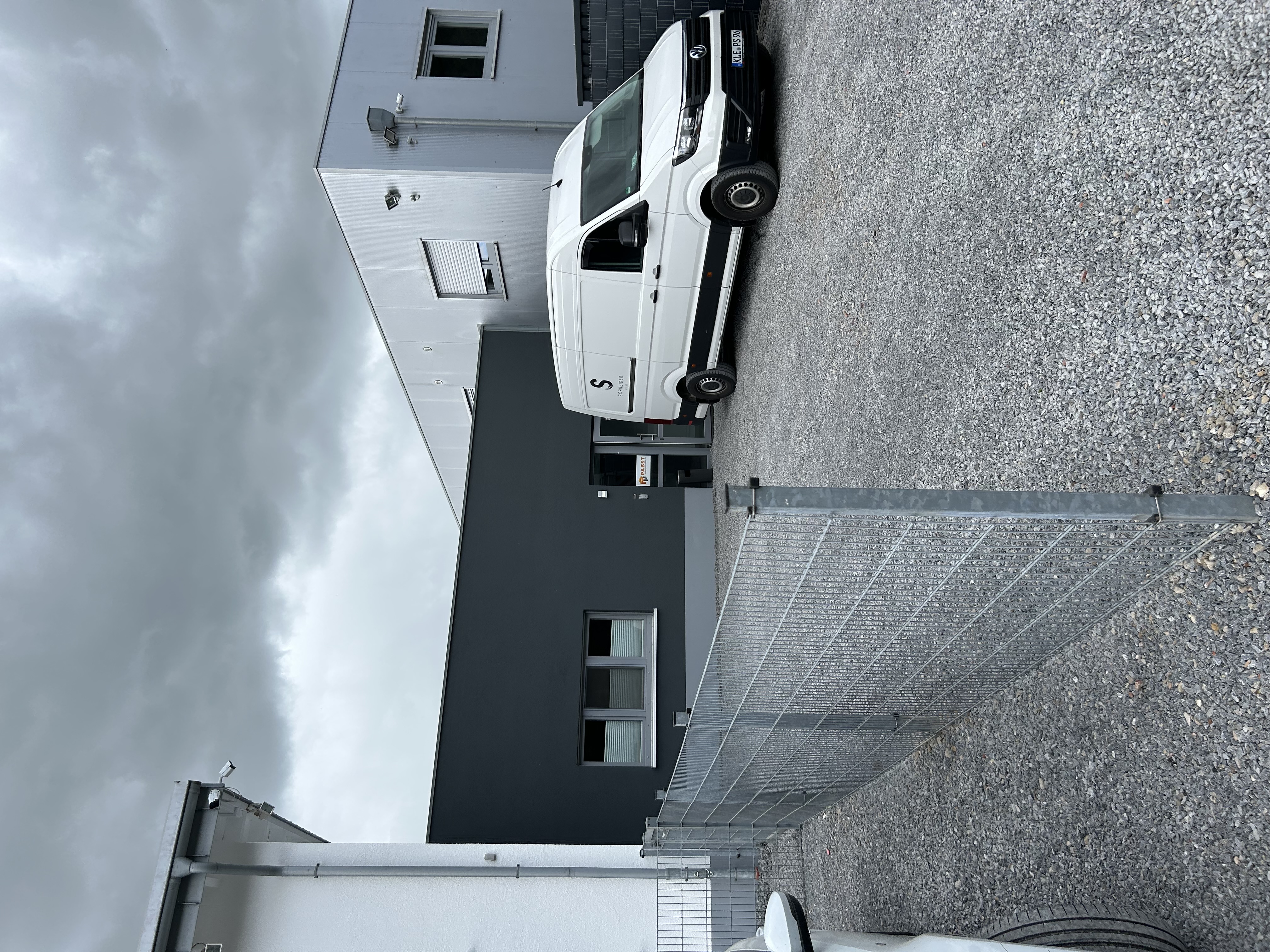 Firmenwagen von Schneider vor Firmengebäude