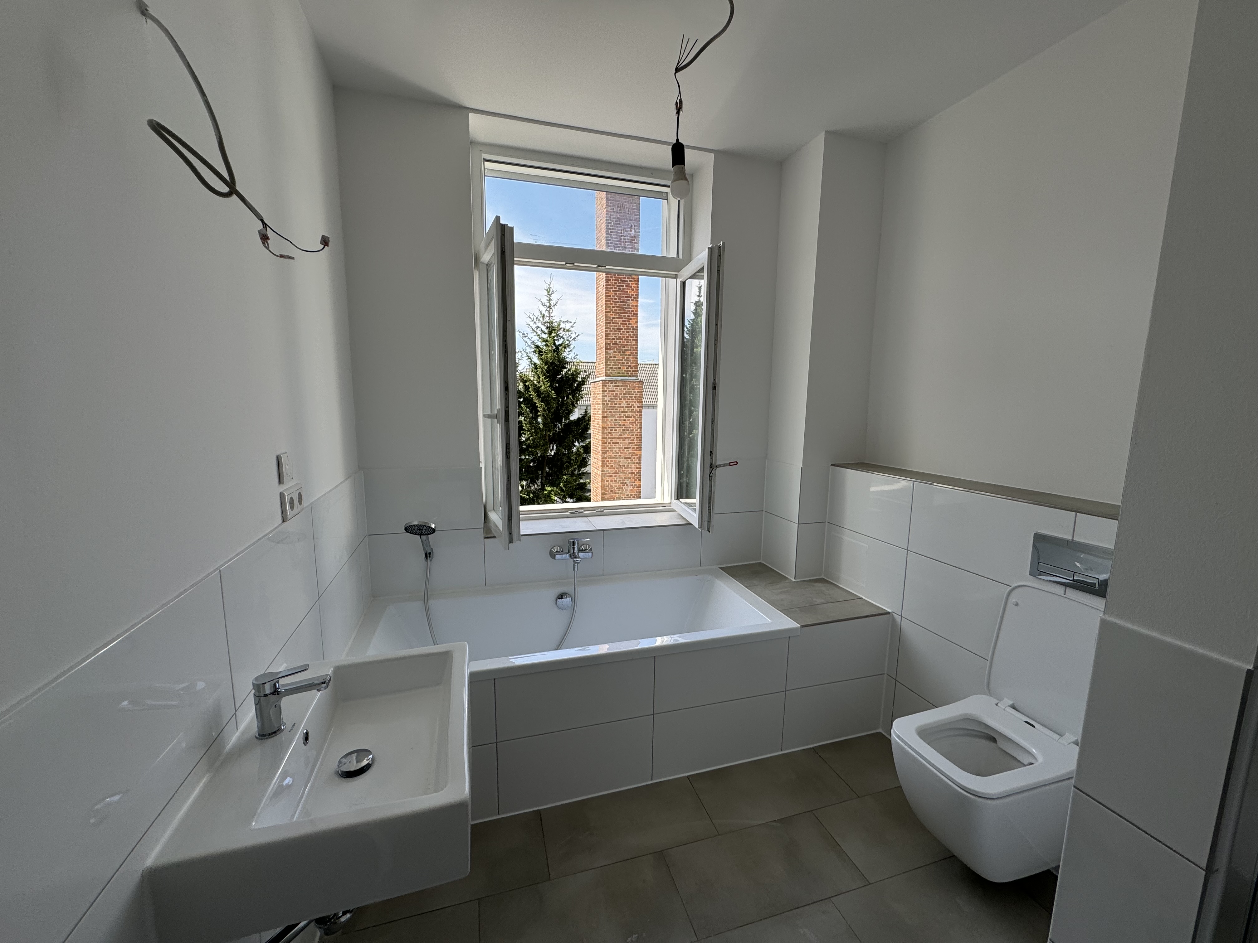 Badsanierung mit Fliesenarbeiten und moderner Ausstattung