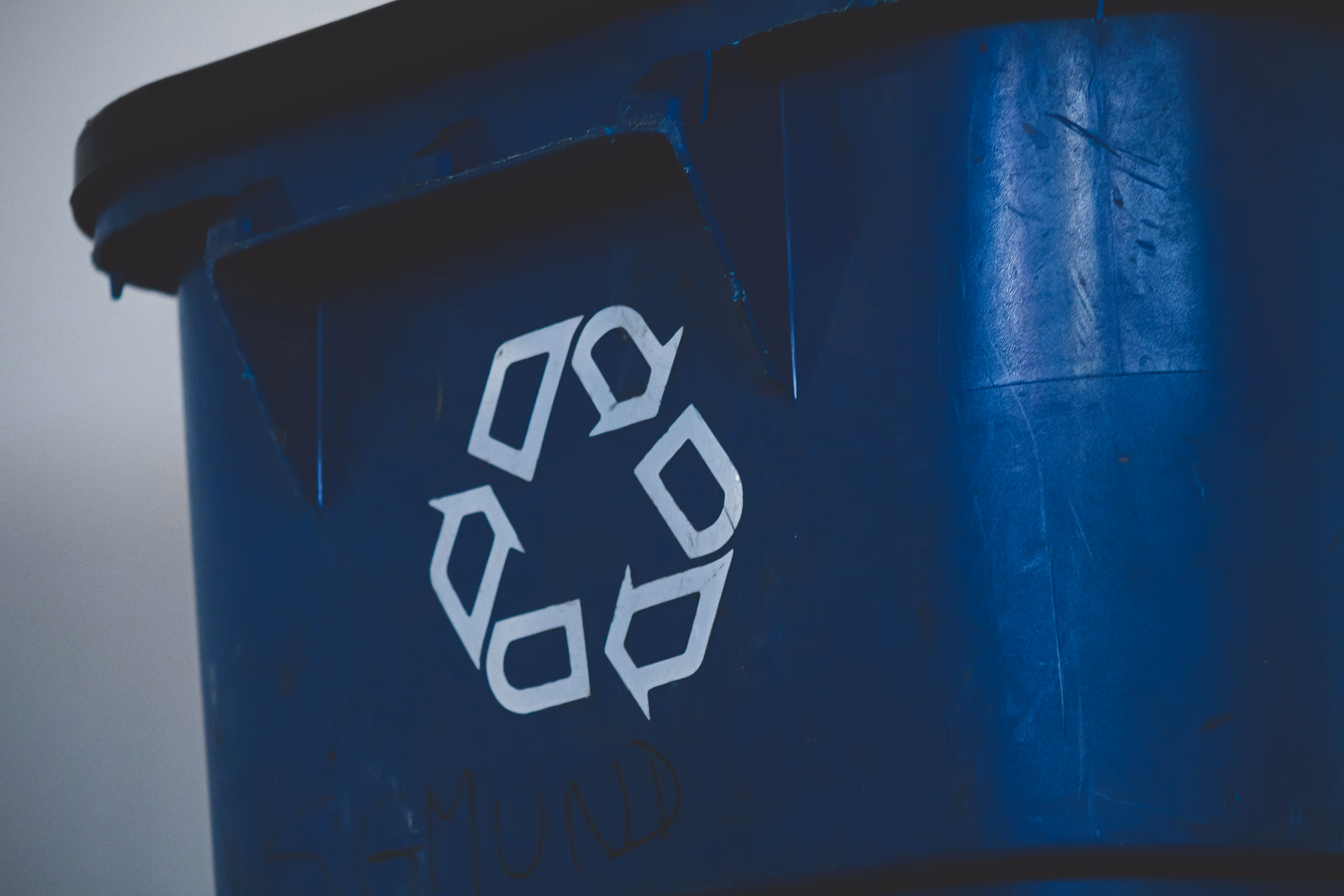 Ordentliche Mülltonne mit Recycling-Symbol