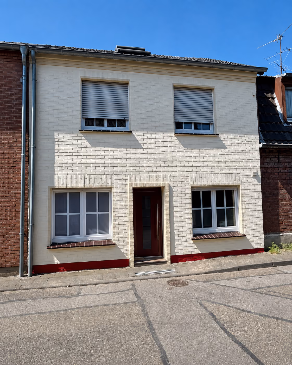 Reihenhaus in Geldern nach dem &Uuml;berholungsanstrich mit farblicher Gliederung der Fassade