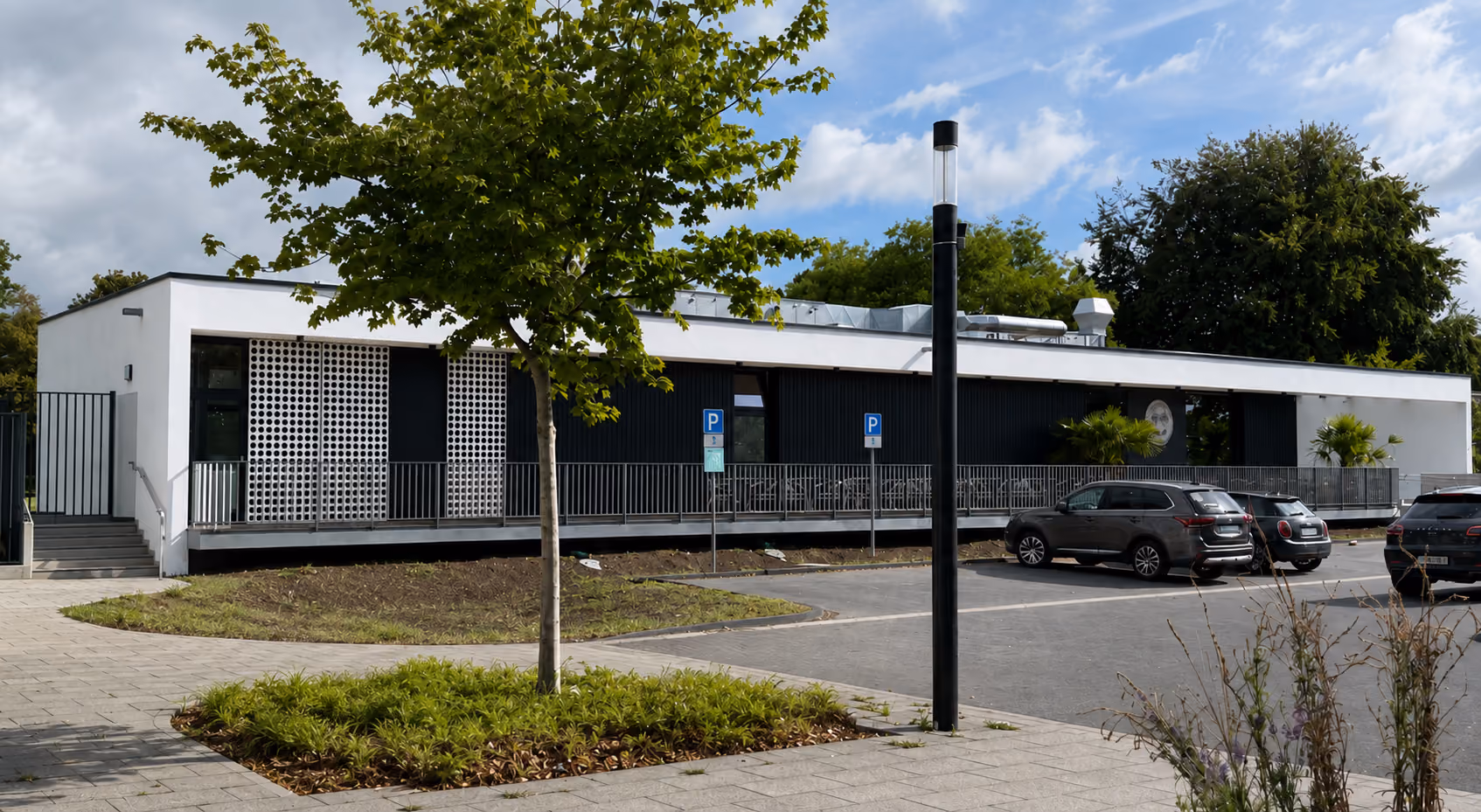 Geb&auml;ude der Wasserfreizeit Rees mit neuer W&auml;rmed&auml;mmung, Armierung und Fassadenanstrich