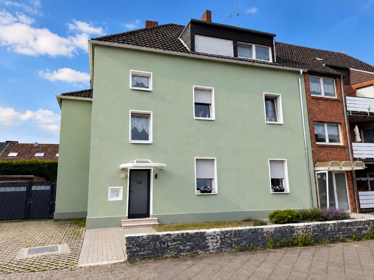 Mehrfamilienhaus in Kleve mit &uuml;berarbeiteter, gr&uuml;n gestrichener Putzfassade