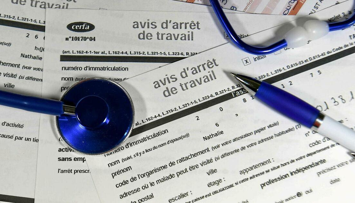 Avis d'arrêt de travail CPAM avec stéthoscope et documents administratifs liés à un arrêt maladie prescrit par un professionnel de santé.