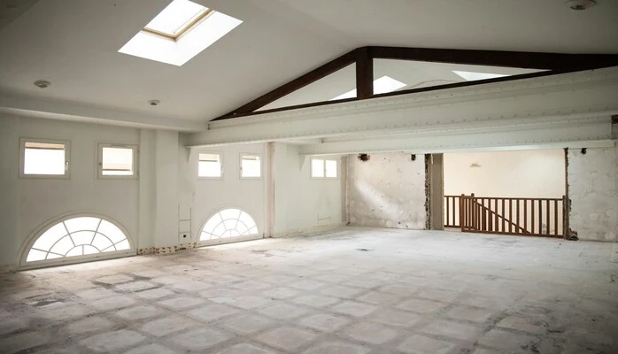 Intérieur d’un immeuble ancien en cours de rénovation par un marchand de biens