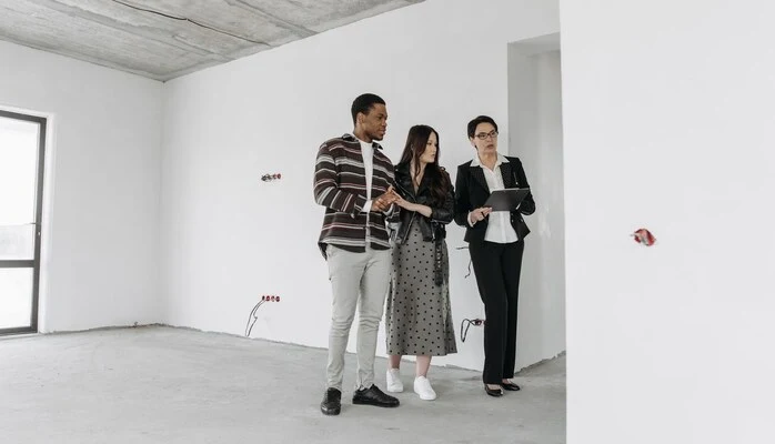 Maison individuelle rénovée illustrant une opération immobilière de marchand de biens