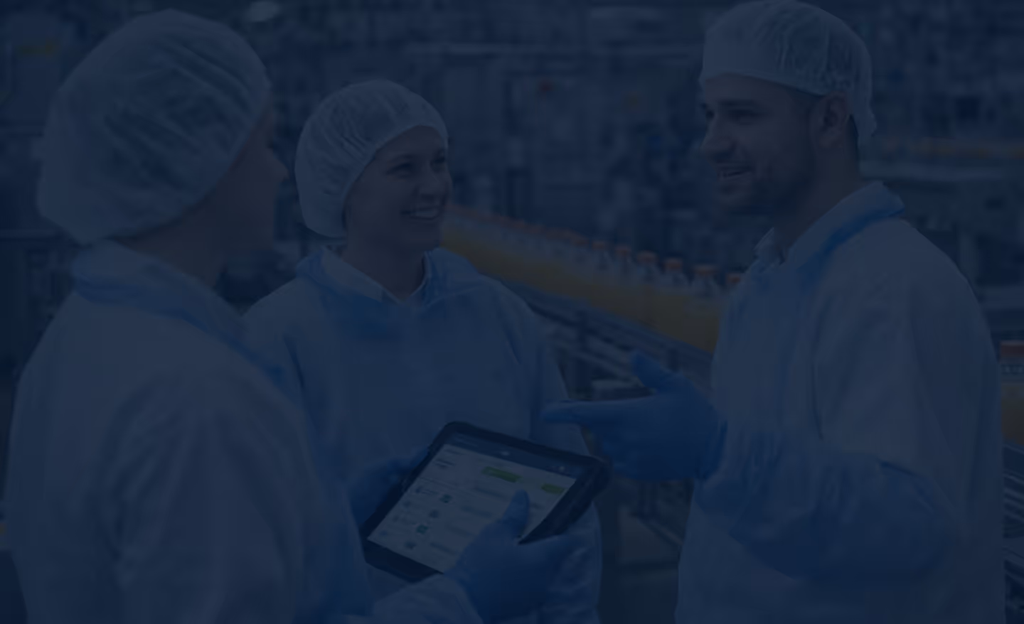 Pracownicy fabryki w zakładzie produkcji żywności