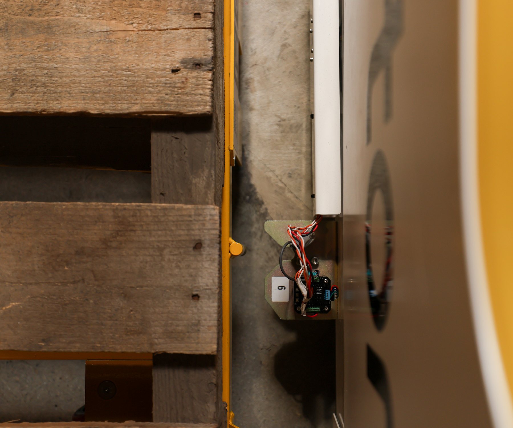 Top-down view of Cassie's latch docked to a pallet dolly.