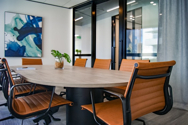 A picture of a clean meeting room in an modern office