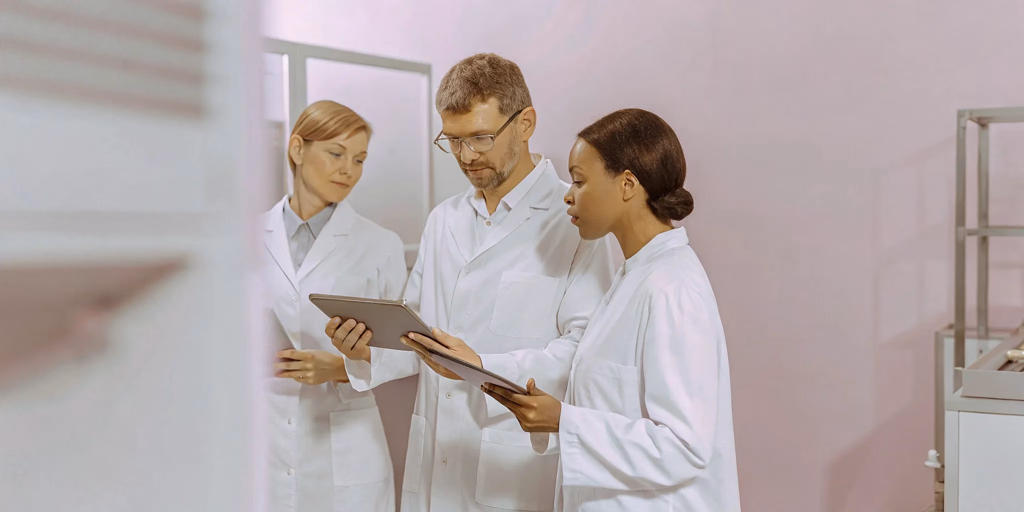 Professional project manager consulting with biotech scientists in a modern laboratory setting