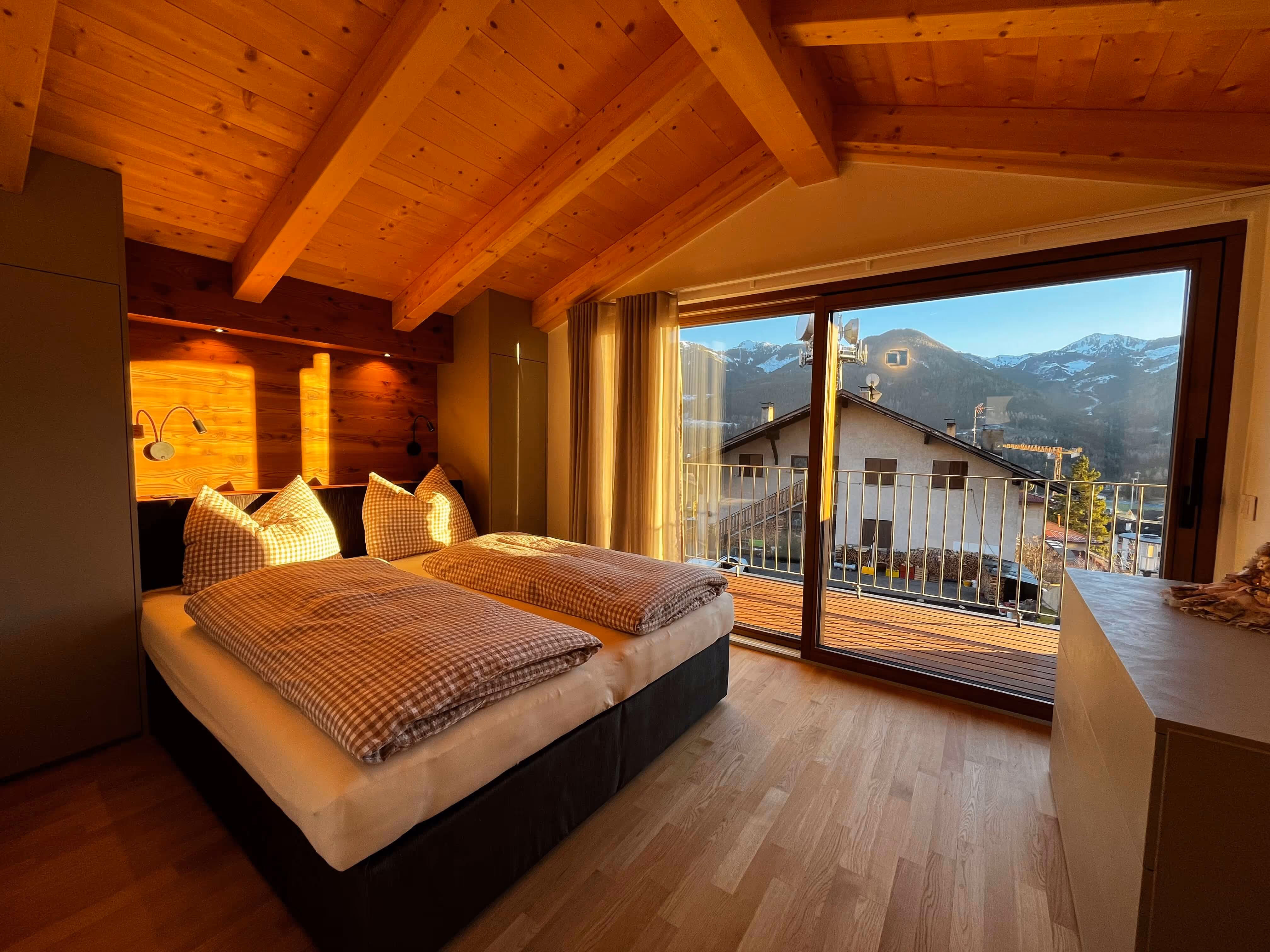 Schlafzimmer mit Doppelbett und Balkon
