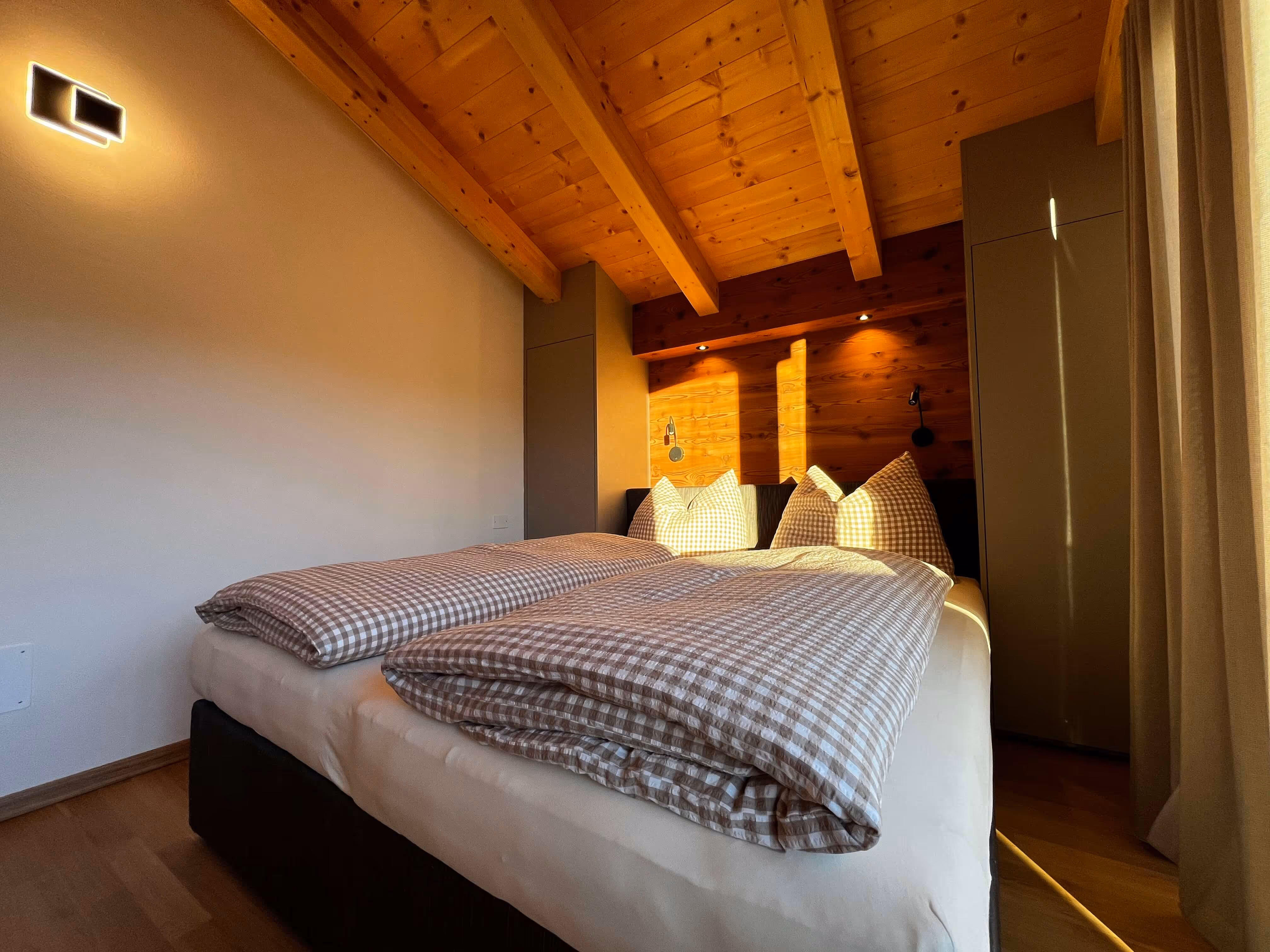 Schlafzimmer mit Doppelbett