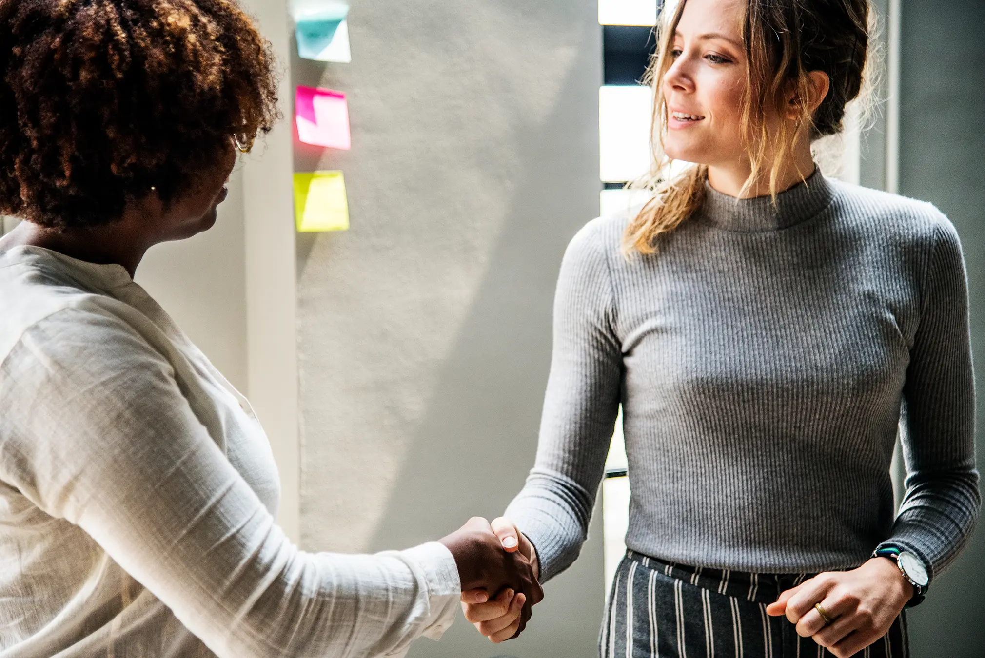 Transmettre son entreprise : étapes clés, fiscalité, outils juridiques et rôle du notaire pour anticiper la succession professionnelle.