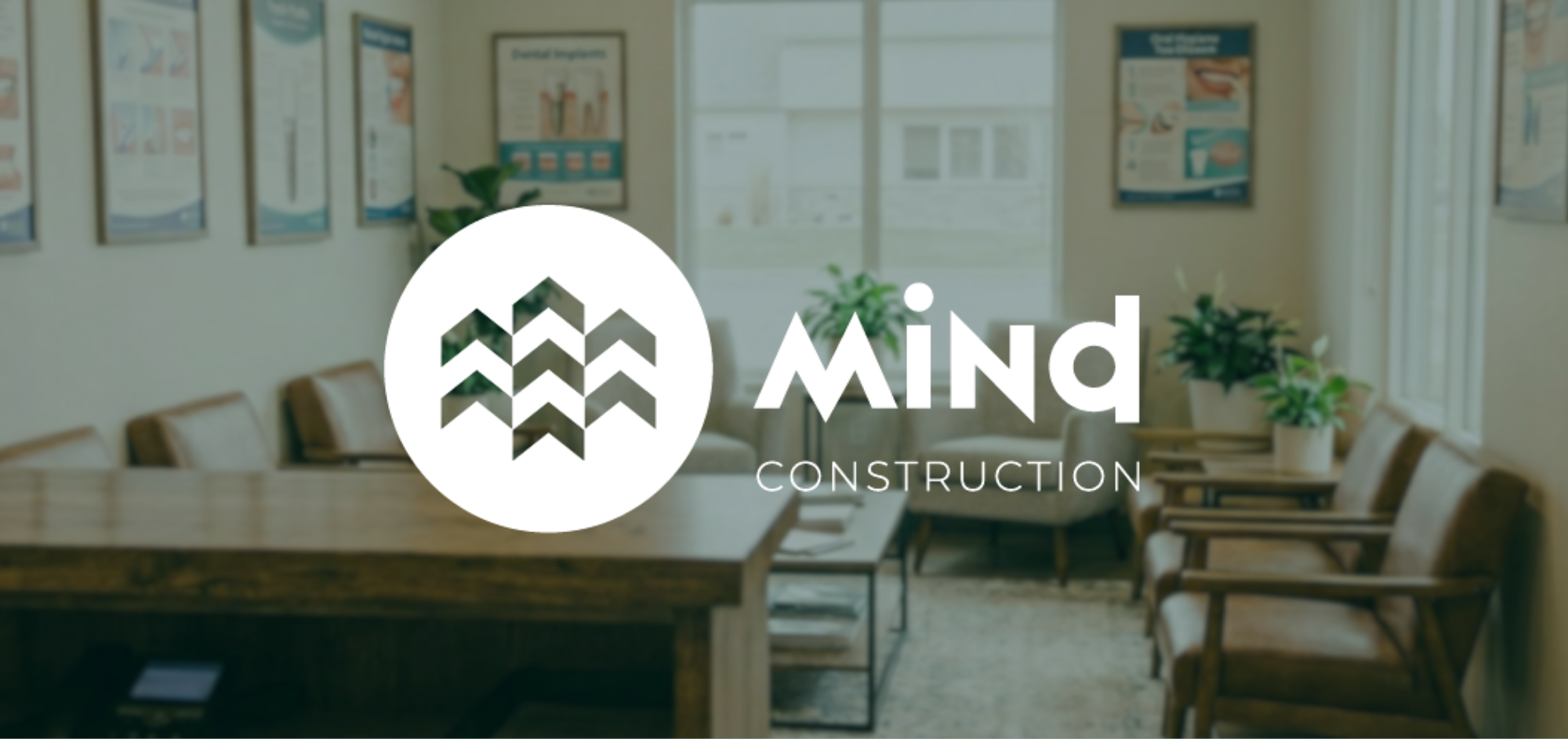 Logo Mind Construction superposé sur une salle d'attente de cabinet dentaire moderne