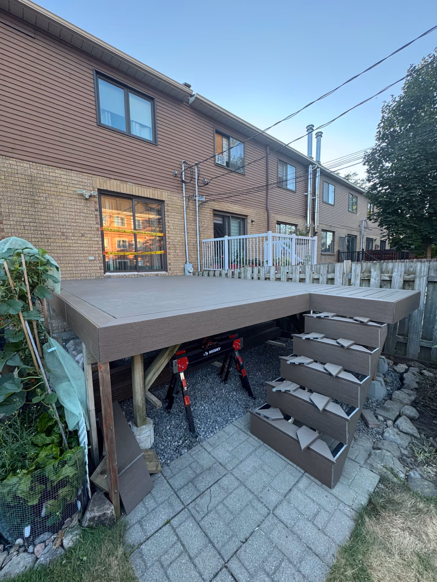 Construction d’un patio en bois synthétique