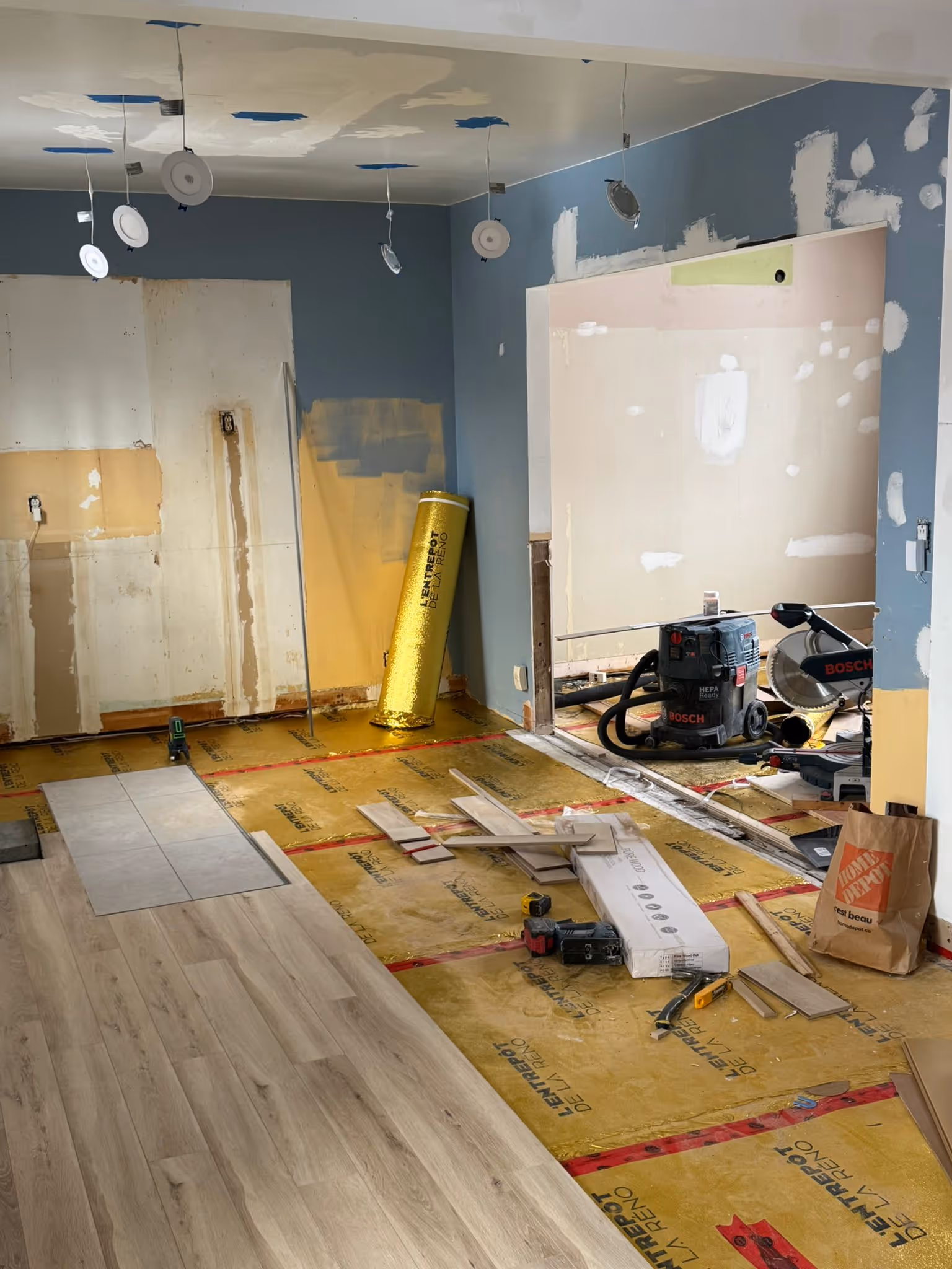 Travaux de rénovation majeure, remplacement de plancher et réparation de murs