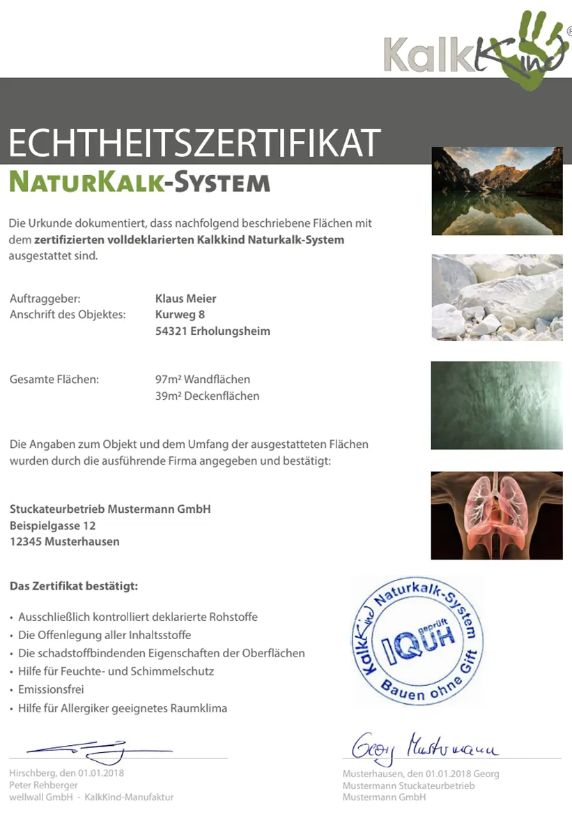 Echtheitszertifikat des NaturKalk-Systems mit Kunden- und Firmeninformationen, Zertifikatsbestätigungen und vier kleinen Bildern: Bergsee, Kalksteine, glatte Wandfläche, menschliche Lunge. Zwei Unterschriften und ein QS-Siegel unten rechts.