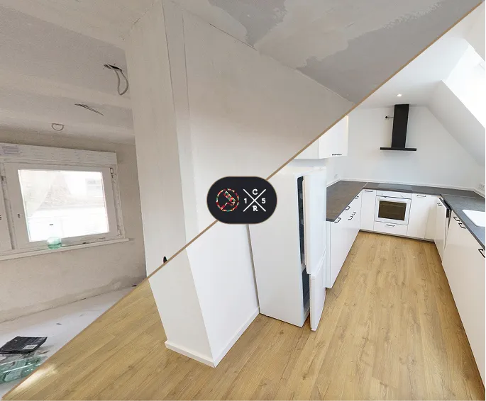 Im Vordergrund Boden mit Holzoptik, links unfertiger, leerer Raum mit Fenster, rechts helle Küchenzeile mit weißen Schränken, schwarzen Arbeitsflächen und eingebautem Herd unter Dachschräge.
