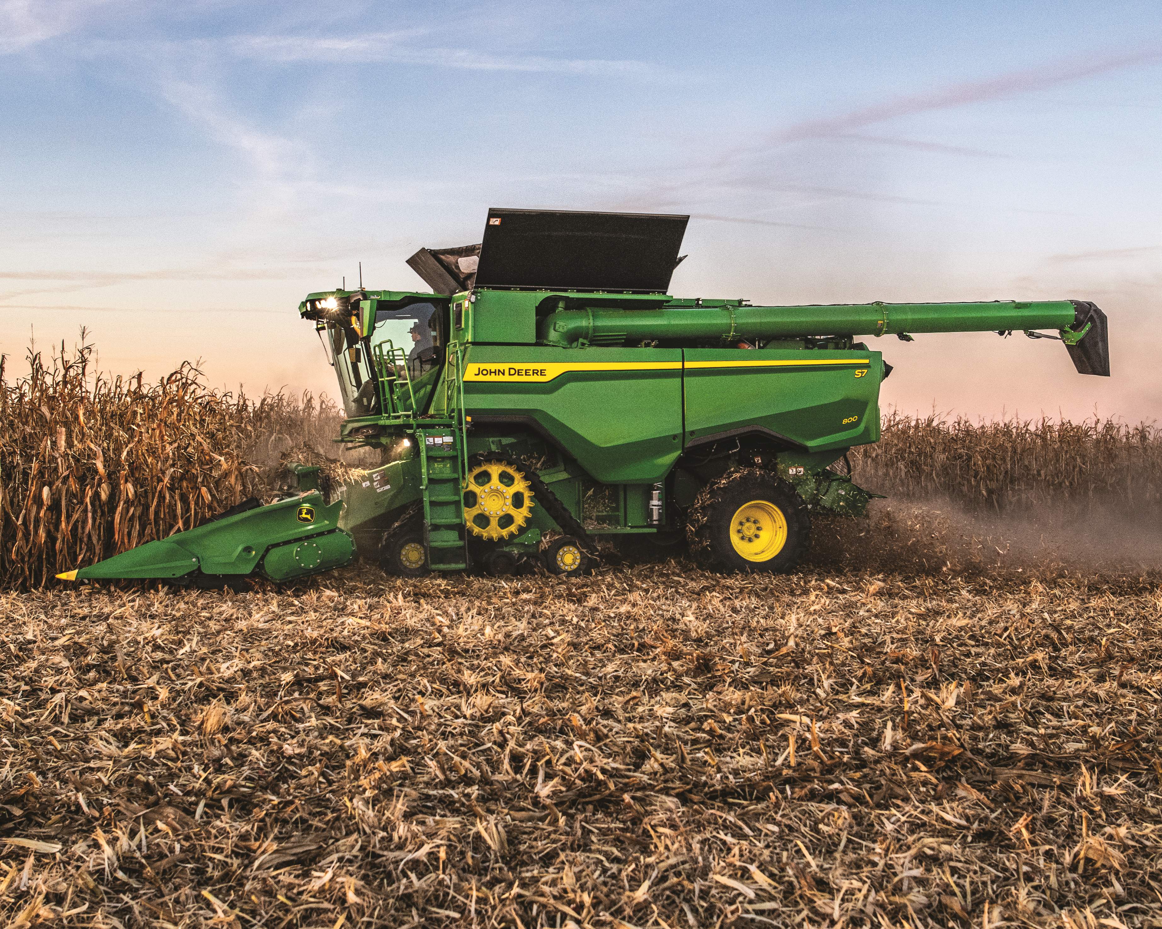 John Deere S7 800 in Corn Field.
