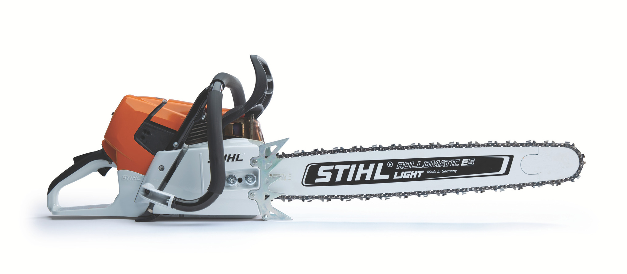 This wrap-handle chainsaw delivers the professional power and rugged dependability needed to take on tough felling jobs.