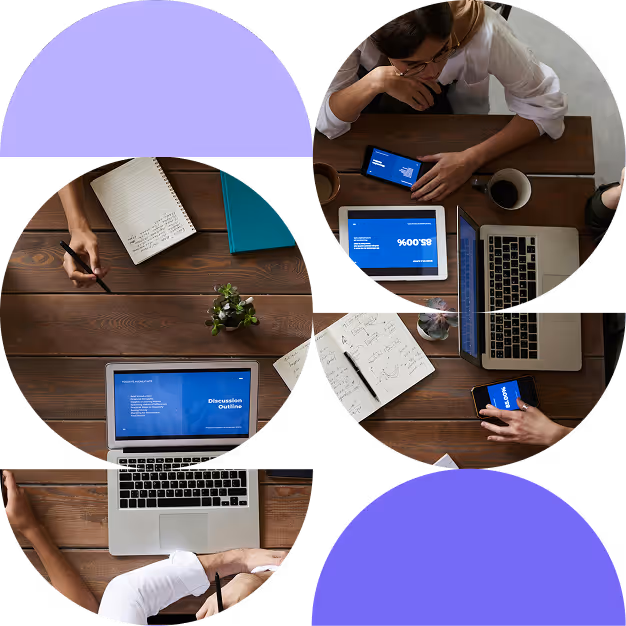 Montage circulaire de vues de dessus d'un bureau en bois avec des ordinateurs portables, des tablettes, des cahiers et des mains en train de travailler.