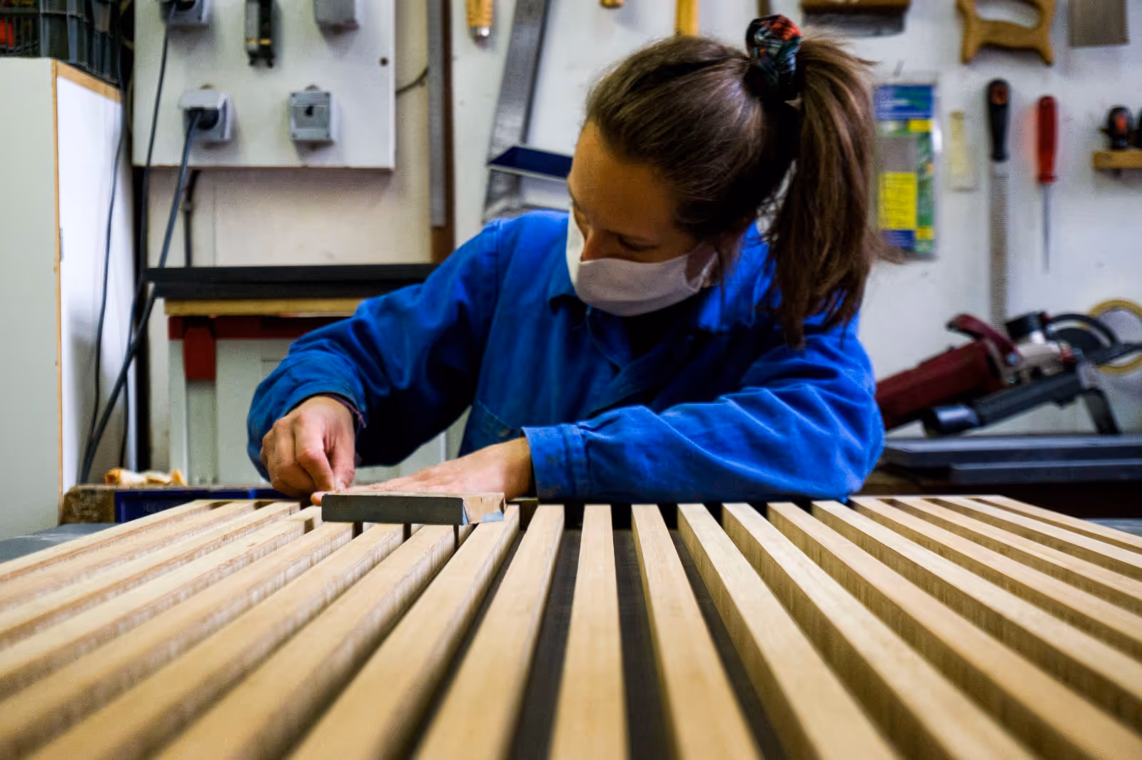 Photo de Charlotte Jouffre, fondatrice des ateliers Oulice, ébéniste à Lyon et La Mulatière.