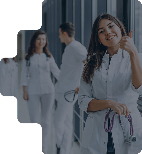 Medicinsko osoblje u hodniku klinike, doktorka pokazuje znak odobravanja