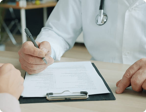 Lekar popunjava medicinsku dokumentaciju u ordinaciji