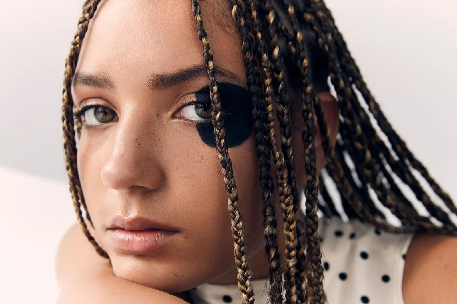 Stunning beauty photography by a Montreal commercial photographer, showcasing high-end beauty products with expert lighting and composition for impactful brand storytelling