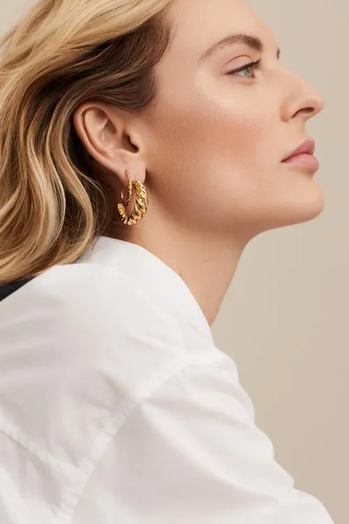 This exceptional beauty photograph, captured by a commercial photographer, features flawless makeup, skin textures, and creative lighting, designed to engage and captivate in commercial advertising