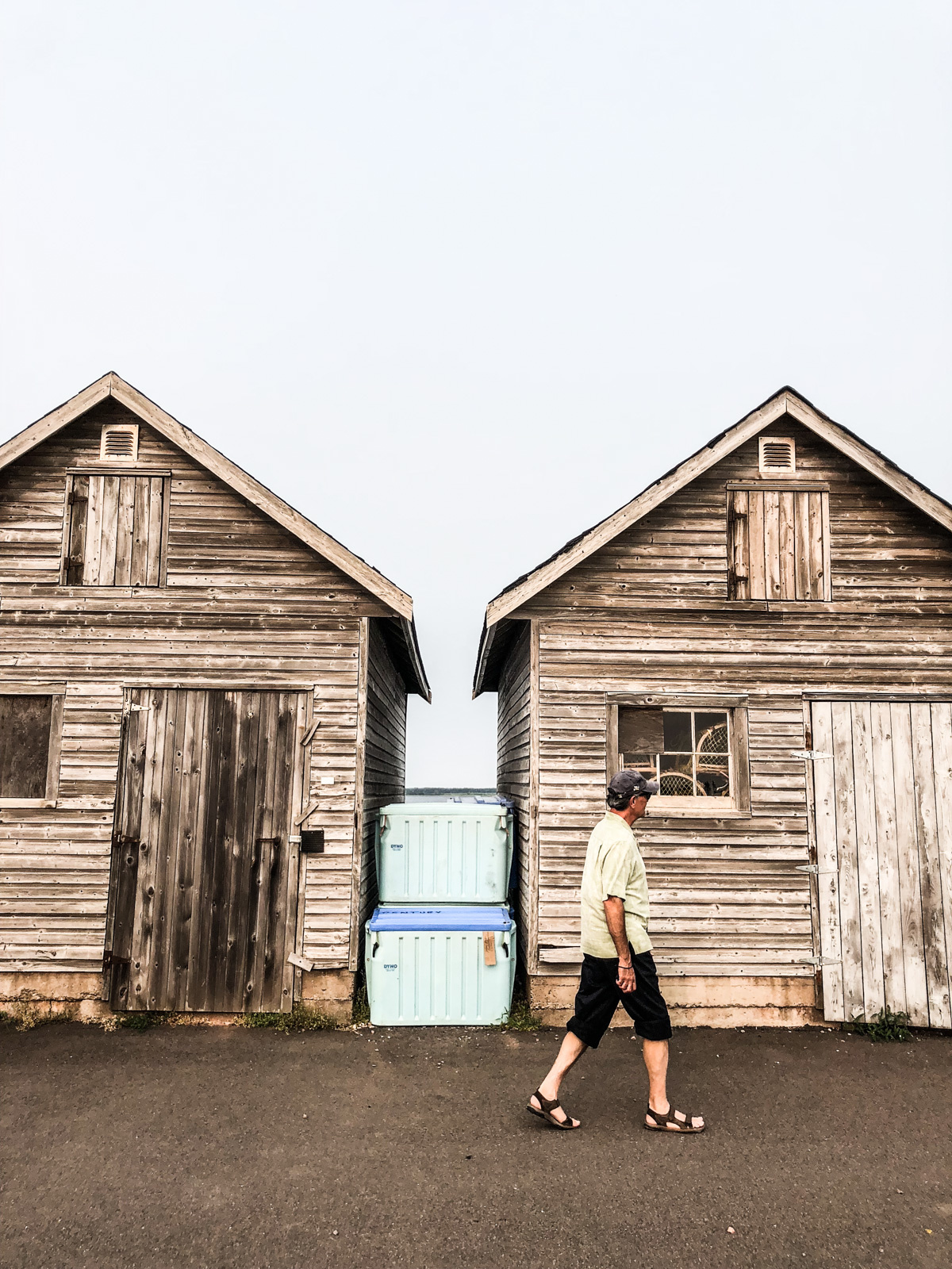 This immersive travel photograph invites you to explore distant places, showcasing the beauty of landscapes and vibrant street scenes through the eyes of an experienced photographer