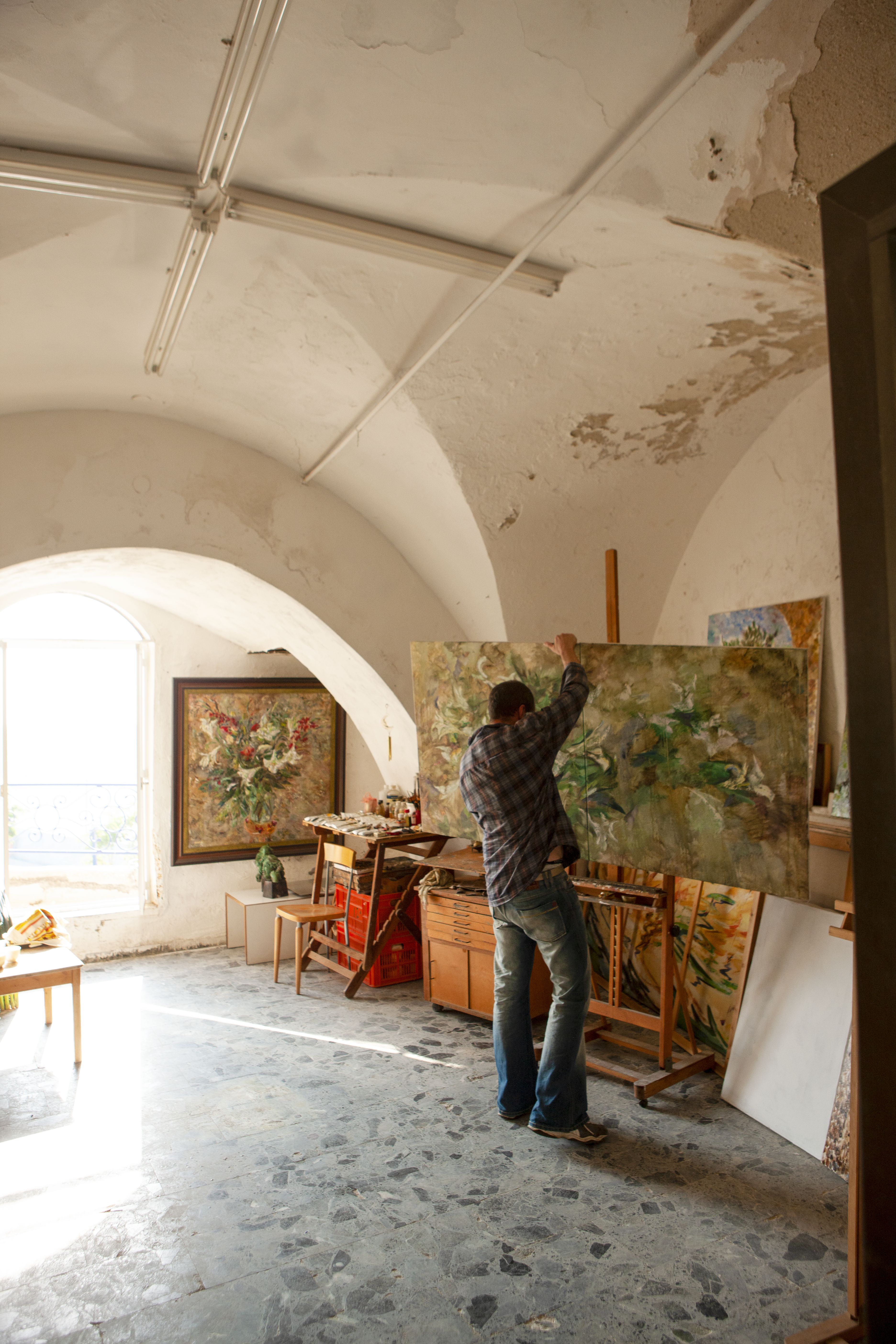 This immersive travel photograph invites you to explore distant places, showcasing the beauty of landscapes and vibrant street scenes through the eyes of an experienced photographer