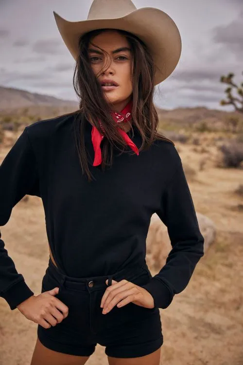 This Montreal-based fashion photographer creates visually captivating images, blending creative direction and meticulous detail to elevate your brand’s fashion campaigns