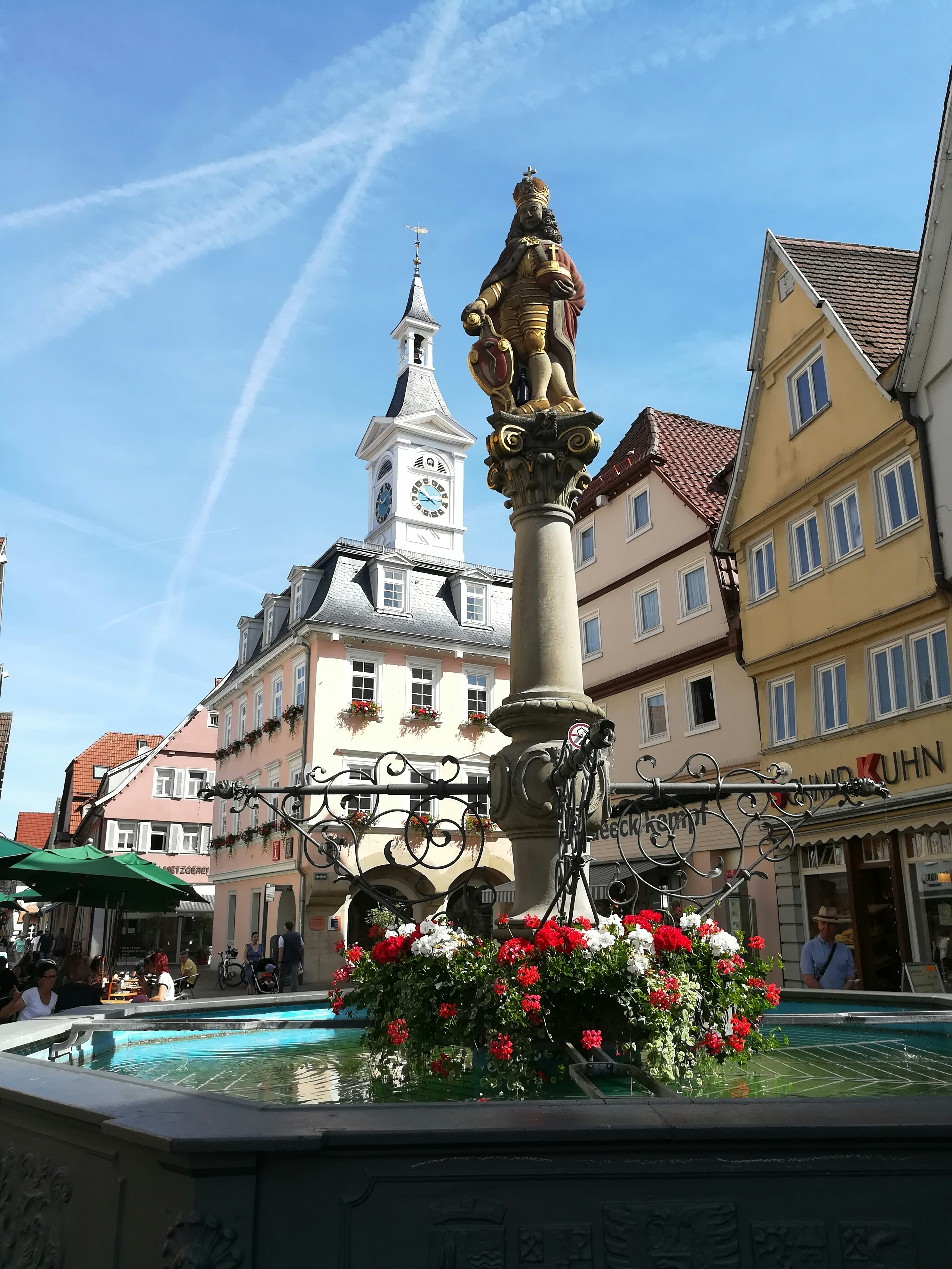 Marktplatz in Aalen mit historischer Brunnensäule, Turmuhr und Altstadtfassaden