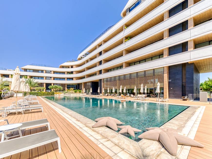 image of team discussion (for a hr tech)