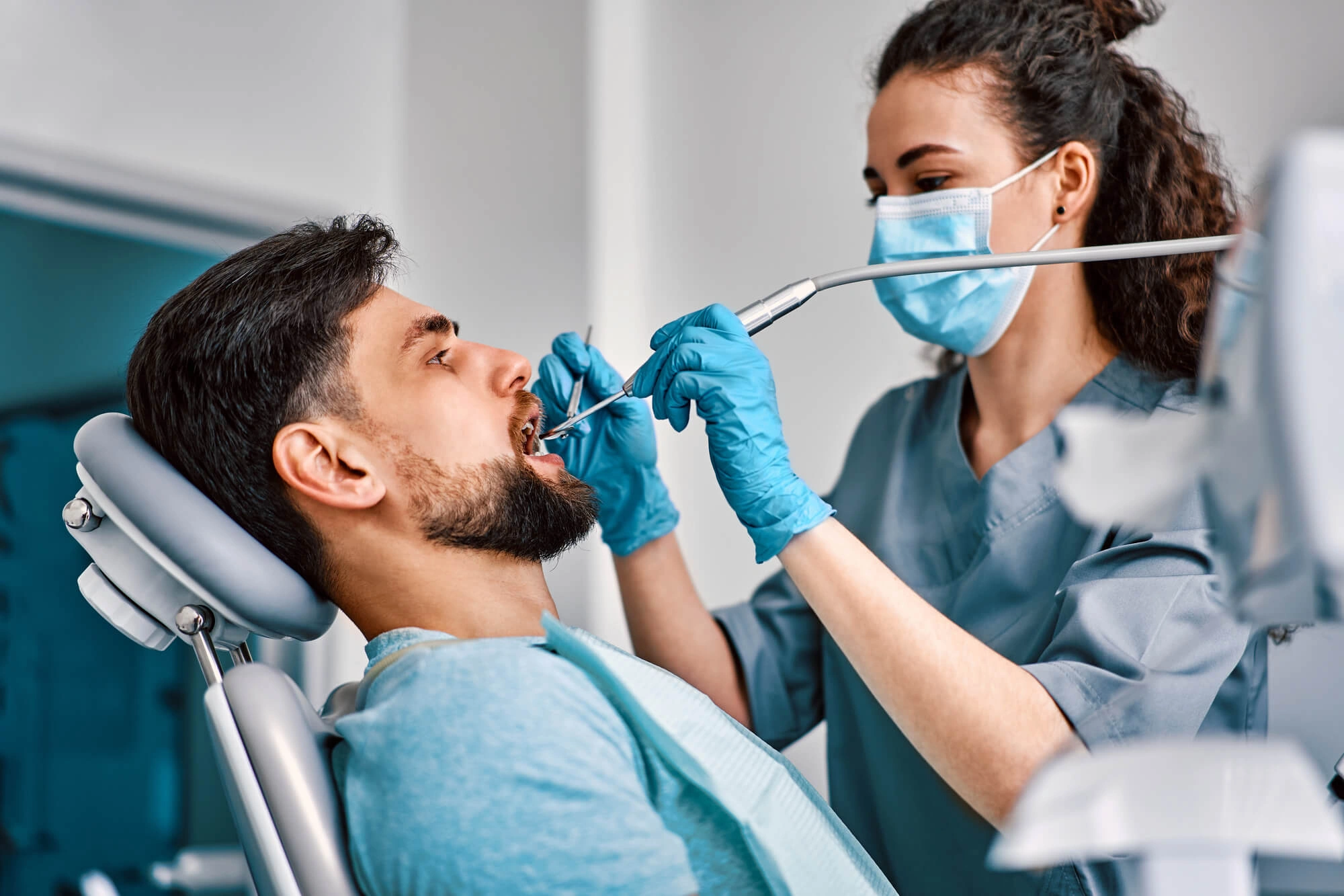 emergency dentist reading pa doing treatment