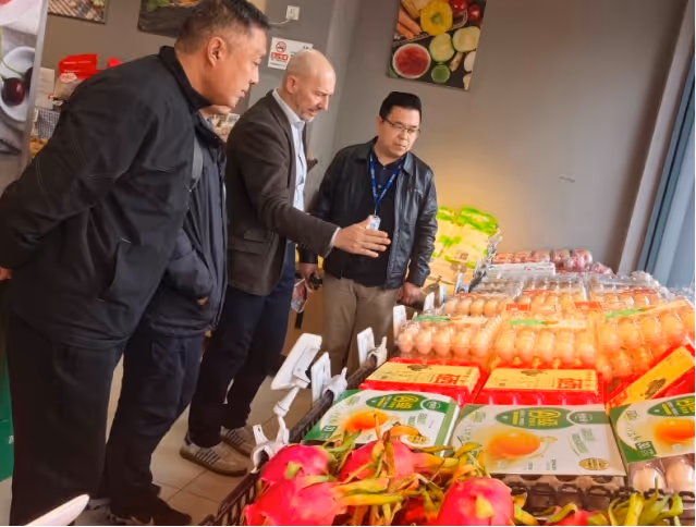 Rober Lohmiller from Food&Joy making pasta at an event