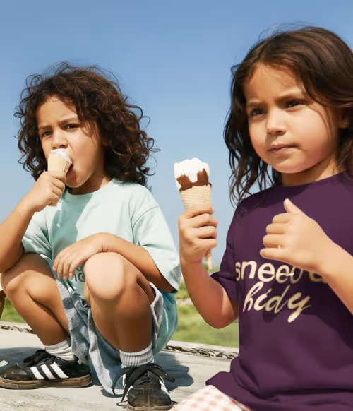 Niños comiendo helado