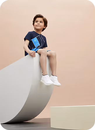 Niño jugando en una estructura 