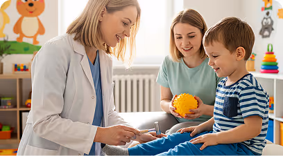 Médica pediatra sonriente examinando la rodilla de un niño pequeño mientras la madre observa en una consulta.