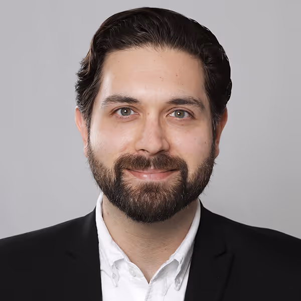 Porträt von Christian Klipfel mit Kontaktinformationen.